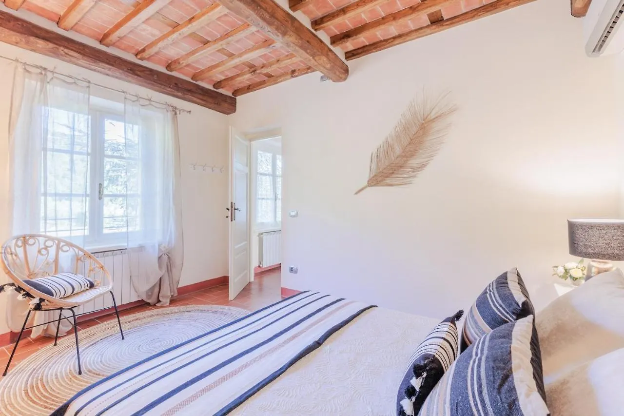 Villa Dondolino, A Stylish Farmhouse Lucca Italia