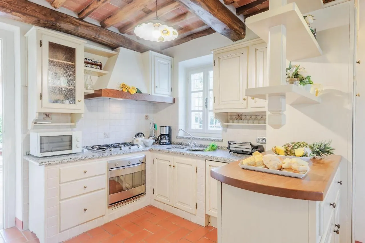Villa Dondolino, A Stylish Farmhouse Lucca