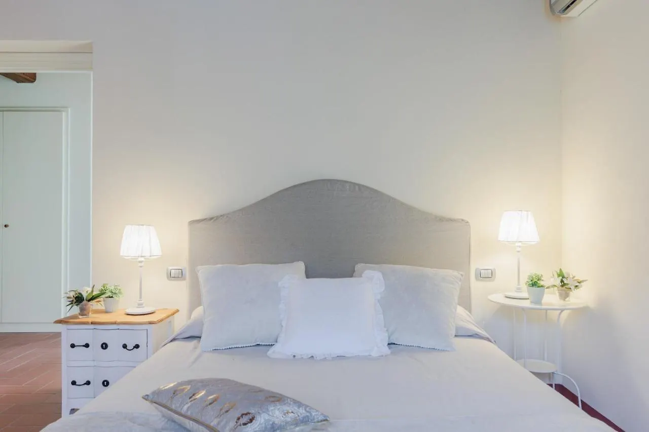 Villa Dondolino, A Stylish Farmhouse Lucca Italy