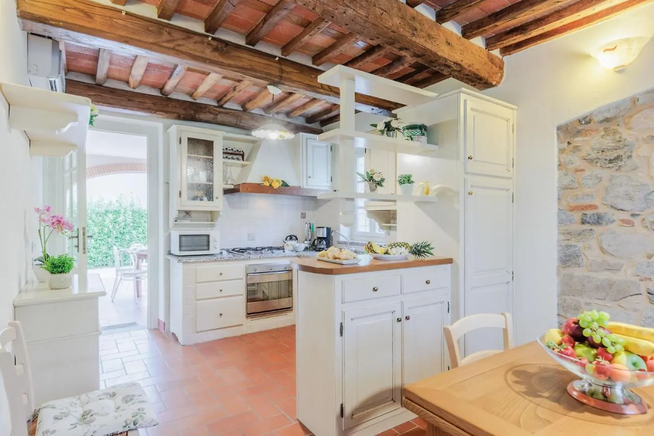 Villa Dondolino, A Stylish Farmhouse Lucca