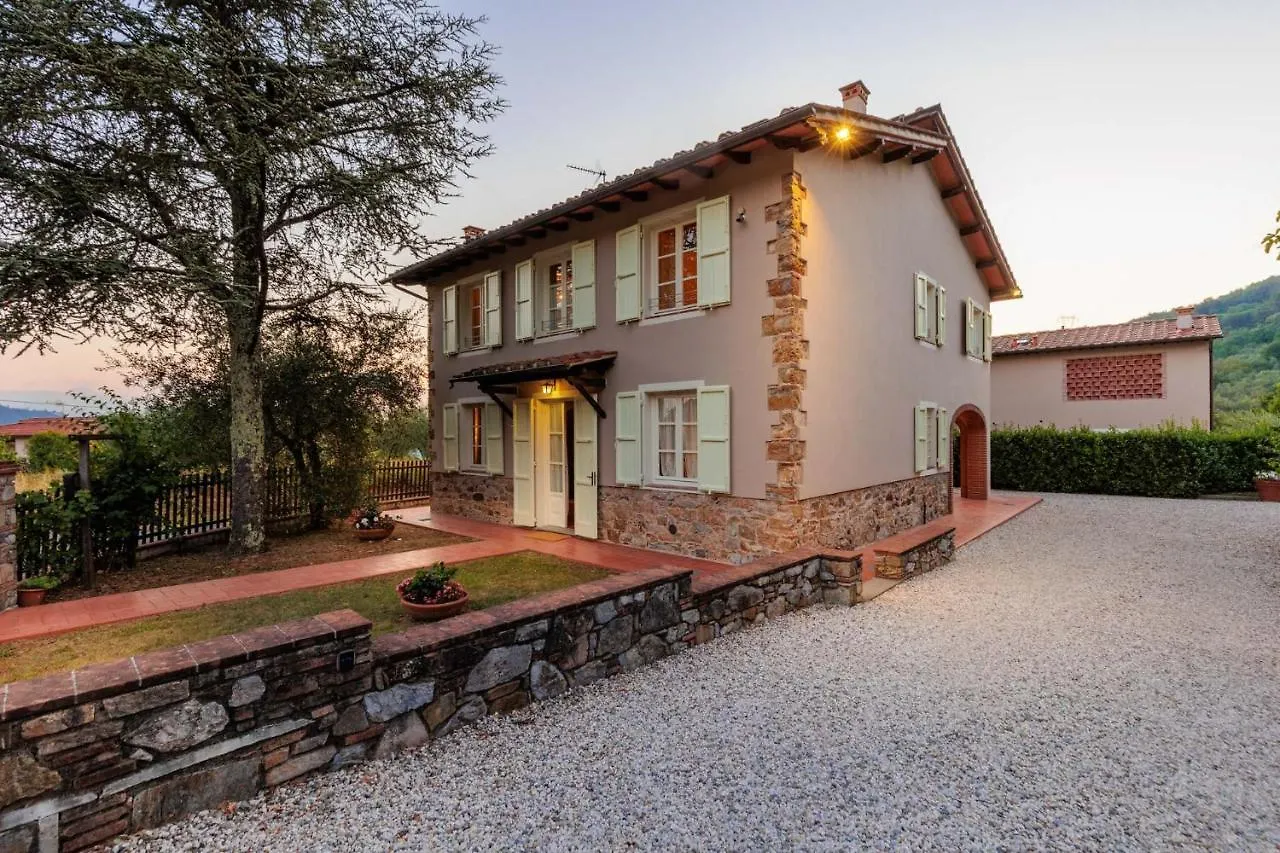 Villa Dondolino, A Stylish Farmhouse Lucca