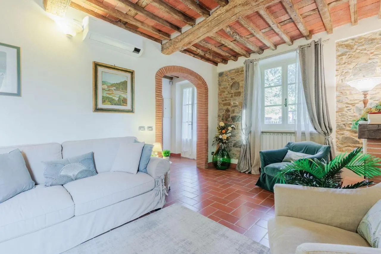 Villa Dondolino, A Stylish Farmhouse Lucca