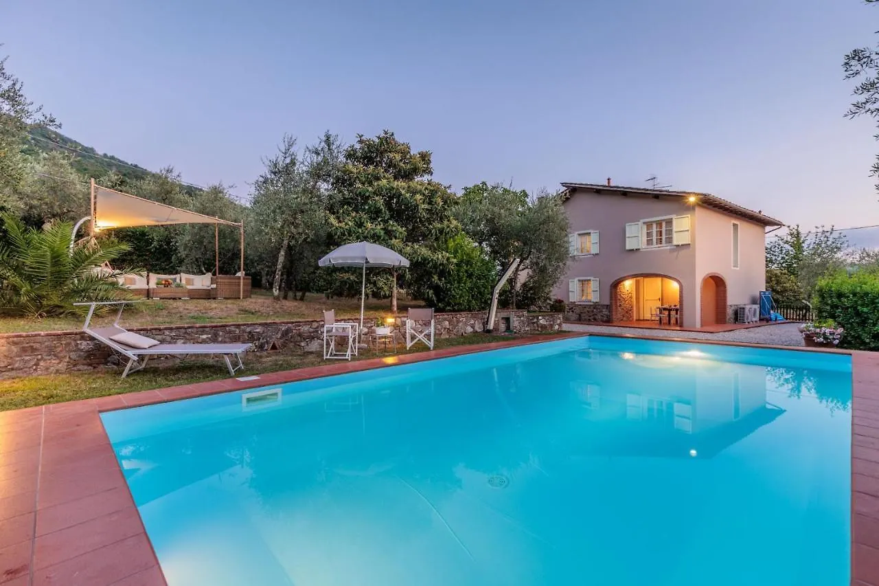 Villa Dondolino, A Stylish Farmhouse Lucca
