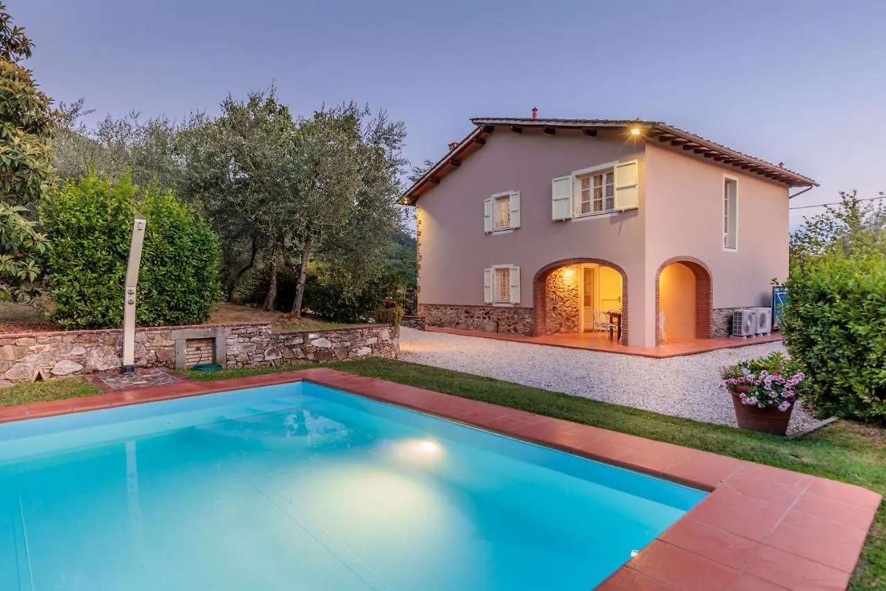 Villa Dondolino, A Stylish Farmhouse Lucca