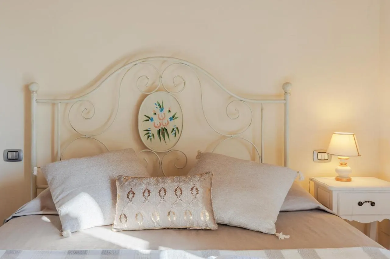 Villa Dondolino, A Stylish Farmhouse Lucca